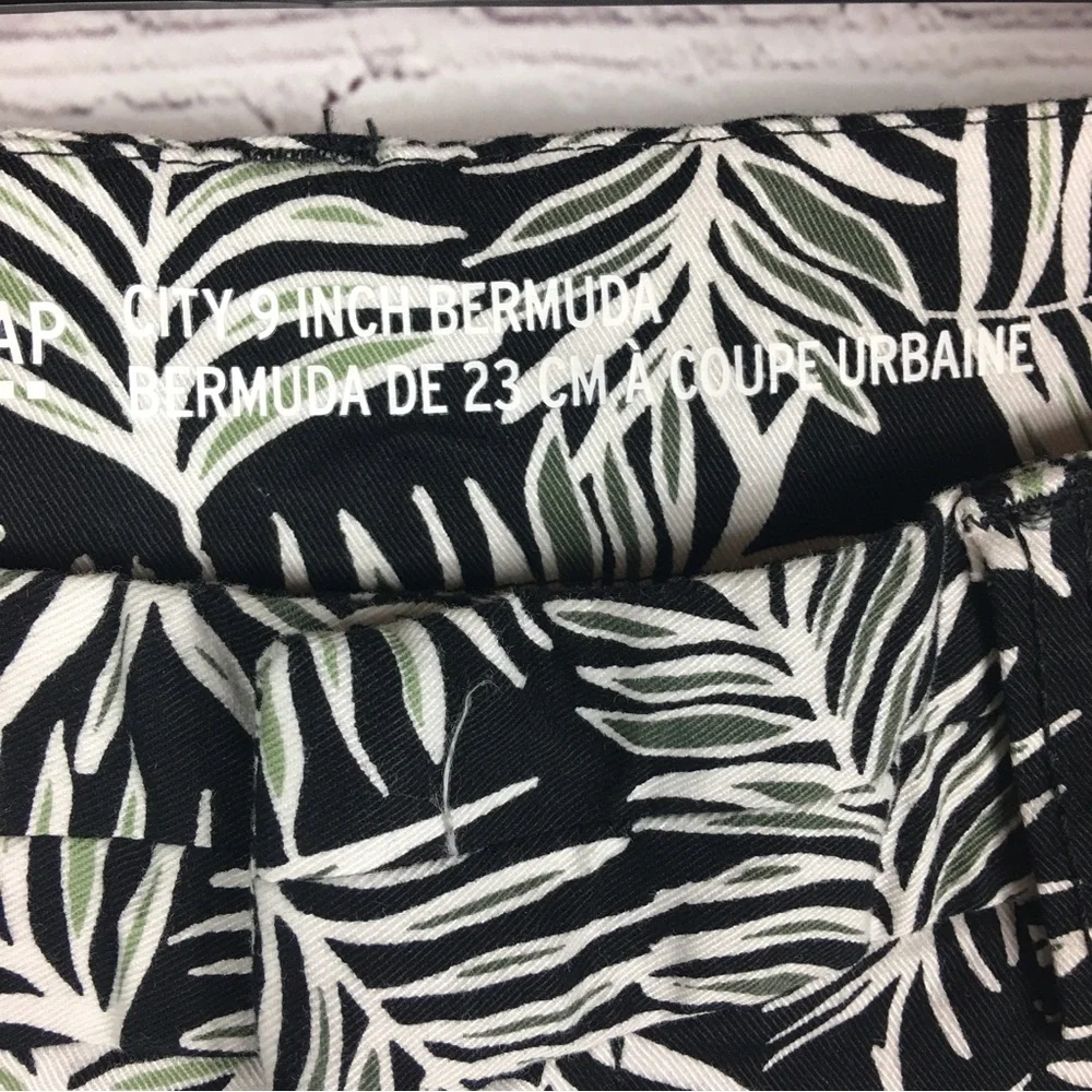 GAP Khaki Tropical Print Bermuda Shorts Womens 8 Black White Palm Leaf